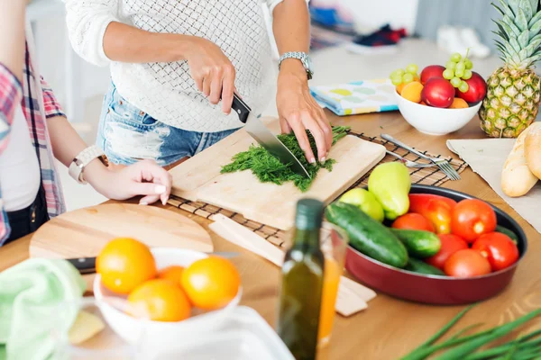 depositphotos_81161942-stock-photo-gorgeous-young-women-preparing-dinner les peaux foncées et la protection solaire